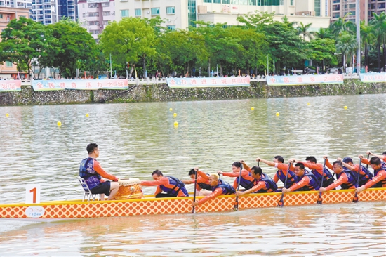 锦江河上，选手们奋勇争先。