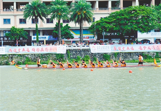 比赛期间突降大雨，选手们在雨中展开激烈比拼。