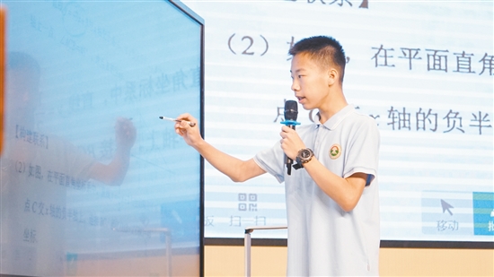 学生走上讲台,讲解题目。 学生走上讲台,讲解题目。