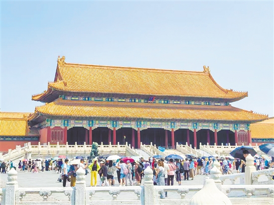 北京是暑假游的热门目的地。 北京是暑假游的热门目的地。