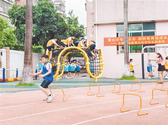 学生们在实践中感受国防教育的魅力。 学生们在实践中感受国防教育的魅力。