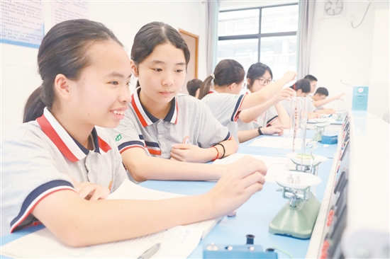 学生在实验室进行物理实验。 学生在实验室进行物理实验。