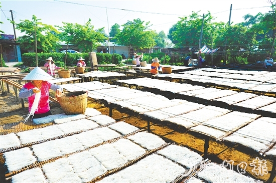 濑粉是恩平最具代表性的传统米制品之一，以爽滑弹牙的口感和浓郁的米香著称。