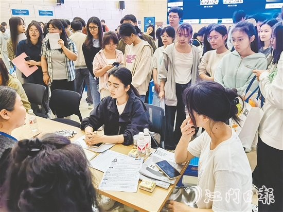 恩平市人社局组织企业走进高校举办专场招聘会。 恩平市人社局组织企业走进高校举办专场招聘会。