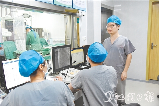 张国恺（右）指导团队里的年轻医生进行手术。