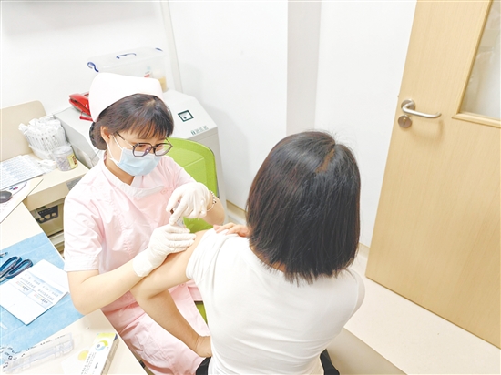 市民接种HPV疫苗。 市民接种HPV疫苗。