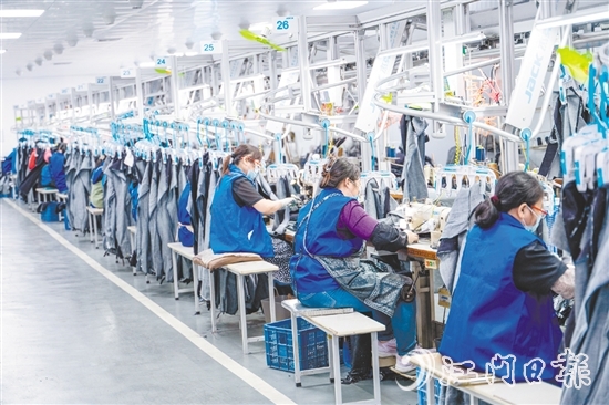 为应对市场环境变化,红日制衣在技术研发、管理模式、人员结构等方面持续加大投入,以此推动企业实现转型。 为应对市场环境变化,红日制衣在技术研发、管理模式、人员结构等方面持续加大投入,以此推动企业实现转型。