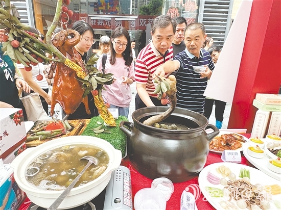 活动现场,以“马冈鹅×广东荔枝”为核心的创新菜式成为焦点,成功撩动无数食客的味蕾。 活动现场,以“马冈鹅×广东荔枝”为核心的创新菜式成为焦点,成功撩动无数食客的味蕾。