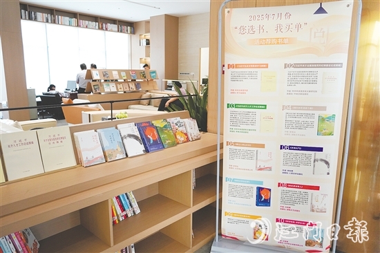 开平市城投集团新时代文明实践点设有休闲阅览区和共享办公场所,上架图书约5000册。 开平市城投集团新时代文明实践点设有休闲阅览区和共享办公场所,上架图书约5000册。