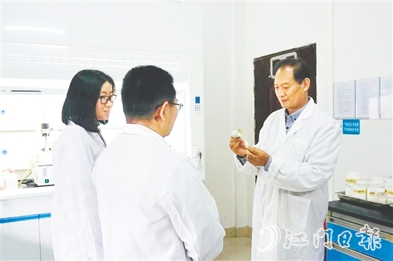 在罗吉尔(右)的带领下,齐裕科技攻克油性胶替代难题。 在罗吉尔(右)的带领下,齐裕科技攻克油性胶替代难题。