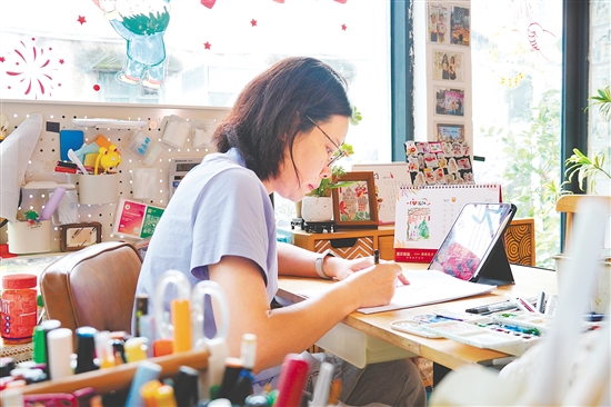 李玉如在创作。 李玉如在创作。