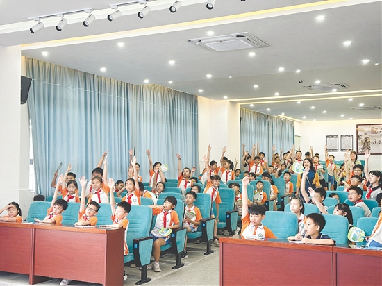 祥龙学校的学生们在讲座中积极参与互动,每当到了提问环节,纷纷举手抢答。 祥龙学校的学生们在讲座中积极参与互动,每当到了提问环节,纷纷举手抢答。