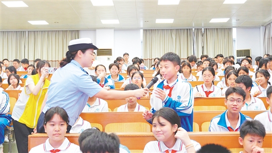互动环节,同学们积极回答问题。 互动环节,同学们积极回答问题。