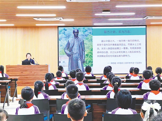 新会区地方志办的工作人员化身“故事大王”,生动讲述梁启超的传奇人生。 新会区地方志办的工作人员化身“故事大王”,生动讲述梁启超的传奇人生。