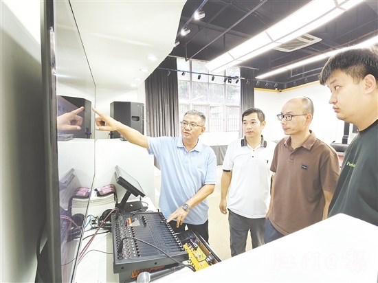 徐海（左一）与同事们交流产品设计。