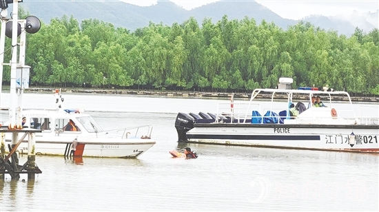 演练中，恩平就近组织力量开展救援行动。