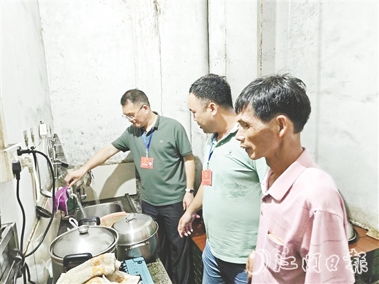 良西镇人大代表到村民家中了解情况，查看已经安装好的自来水。