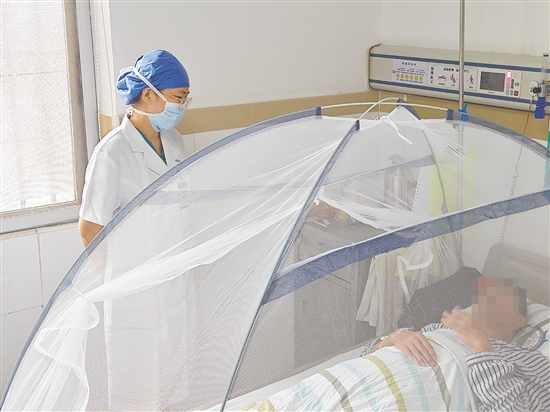 医生询问登革热患者身体情况。 医生询问登革热患者身体情况。