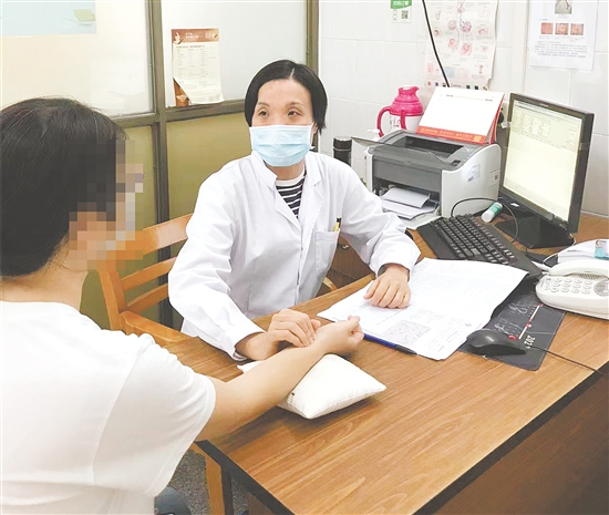 月经出现异常应尽快到医院进行专业检查。 月经出现异常应尽快到医院进行专业检查。