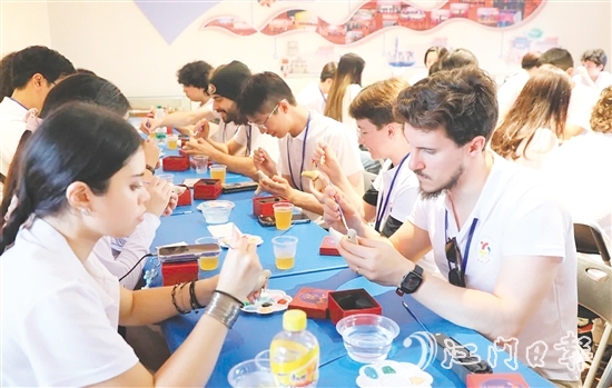 交流团体验“镇濠泥鸡制作技艺”。 交流团体验“镇濠泥鸡制作技艺”。