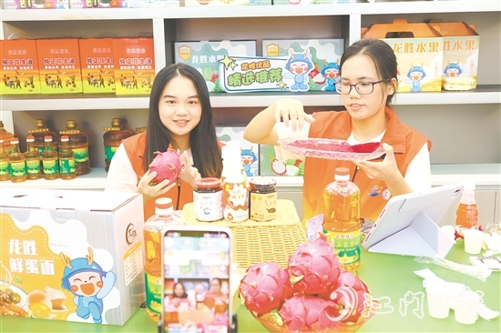 仲恺农业工程学院学生在直播间推介龙胜特色农产品。
