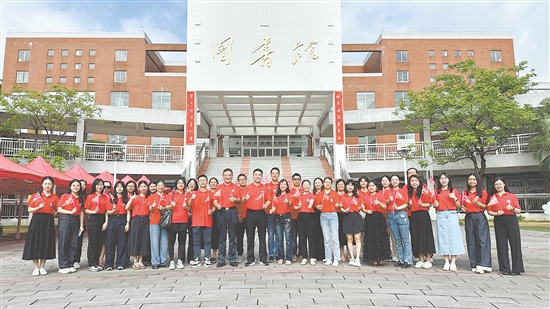 江门一中的高三教师团队十分团结。 江门一中的高三教师团队十分团结。