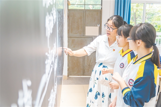 一下课,同学们就向老师请教。 一下课,同学们就向老师请教。