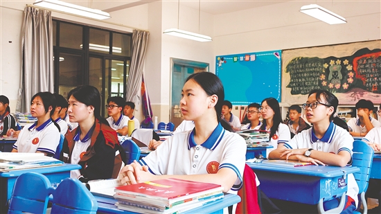 学生在课堂上认真听课。 学生在课堂上认真听课。