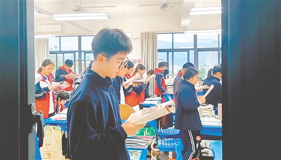 学生们在早读。 学生们在早读。