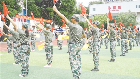 国防班学生进行训练。 国防班学生进行训练。