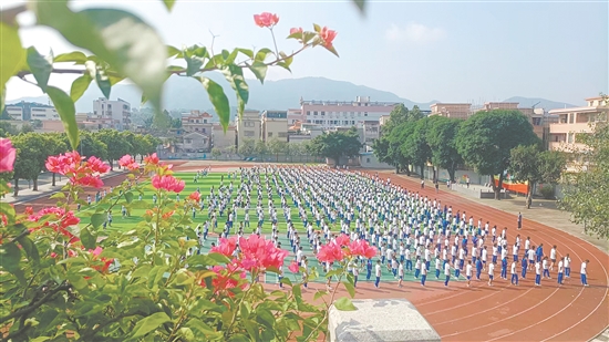 大课间活动现场。 大课间活动现场。