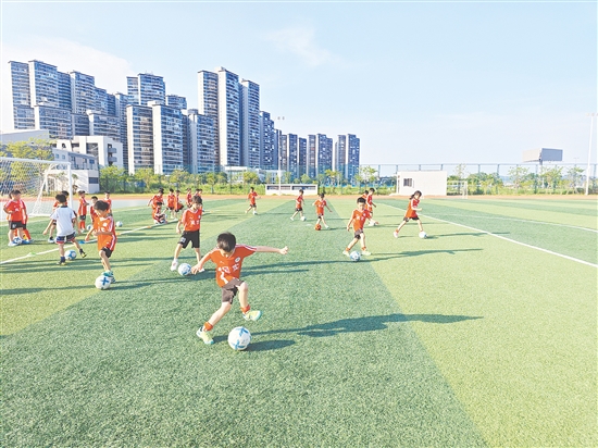 足球小将在绿茵场上奋力奔跑。 足球小将在绿茵场上奋力奔跑。