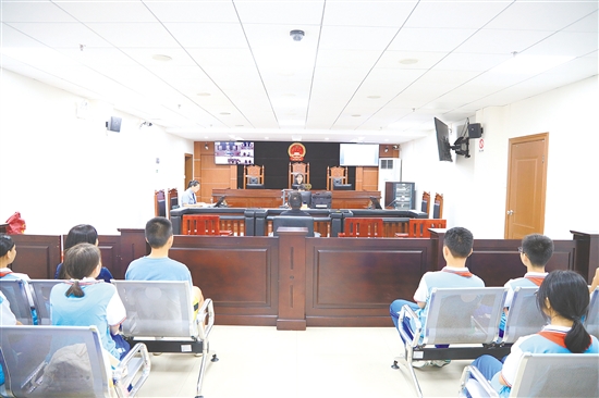 学生旁听“帮信罪”案件庭审。 学生旁听“帮信罪”案件庭审。