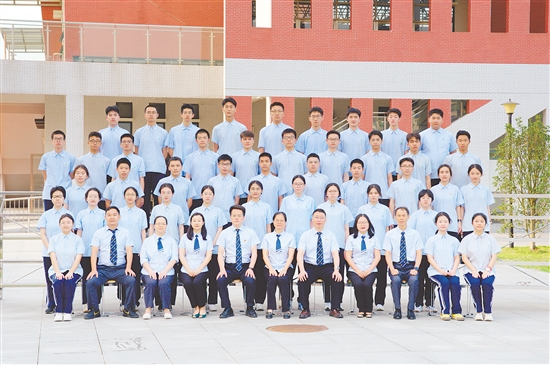 “王炸班级”高三(3)班合影。 “王炸班级”高三(3)班合影。