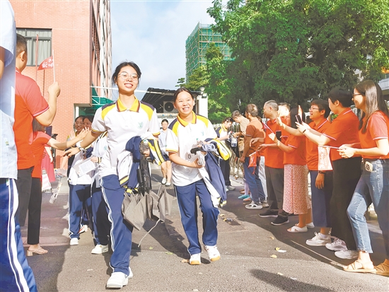 老师们为考生送考。 老师们为考生送考。