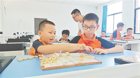 在社团活动中,教师给予学生更多练习时间,鼓励学生在对局中尝试举一反三。 在社团活动中,教师给予学生更多练习时间,鼓励学生在对局中尝试举一反三。