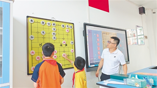 在教师的指导下,学生将所学知识运用于棋局中。 在教师的指导下,学生将所学知识运用于棋局中。