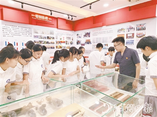 学生们参观恩平市人民法院院史室。