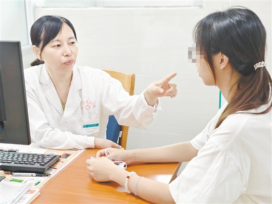 学生群体在暑假走进“变美”诊室。医生提醒,做有必要的美容手术,没有必要的美容手术一定不要做。 学生群体在暑假走进“变美”诊室。医生提醒,做有必要的美容手术,没有必要的美容手术一定不要做。