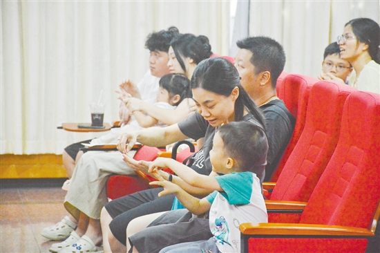 家长在听讲座时,根据医生的讲解在练习推拿。 家长在听讲座时,根据医生的讲解在练习推拿。