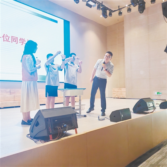 医护人员与学生在台上互动。 医护人员与学生在台上互动。