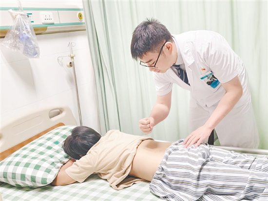 医生对患者进行检查。 医生对患者进行检查。