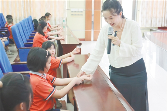 老师向学生讲述中医药知识。 老师向学生讲述中医药知识。