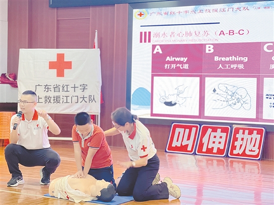 学生在工作人员指导下进行模拟急救。 学生在工作人员指导下进行模拟急救。