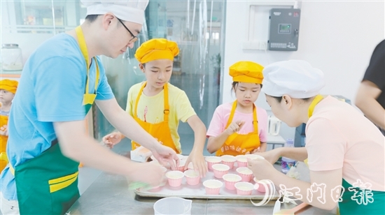 在专业培训导师的指导下,家长和孩子一同学习纸杯蛋糕的制作工艺。 在专业培训导师的指导下,家长和孩子一同学习纸杯蛋糕的制作工艺。