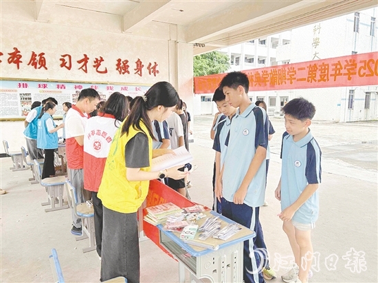 工作人员向学生宣传防溺水知识。 工作人员向学生宣传防溺水知识。