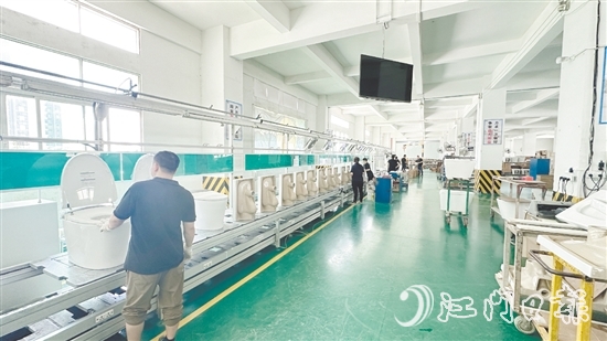 金牌洁具已在广东开平、佛山设立多个生产基地,年产能超过300万件,生产面积逾30万平方米,员工总数超过2000人。 金牌洁具已在广东开平、佛山设立多个生产基地,年产能超过300万件,生产面积逾30万平方米,员工总数超过2000人。