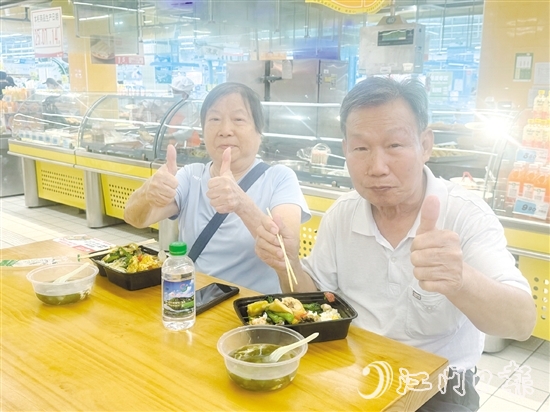 启用当天,大润发超市“小开社区饭堂”吸引了不少长者前来参加试吃活动。 启用当天,大润发超市“小开社区饭堂”吸引了不少长者前来参加试吃活动。