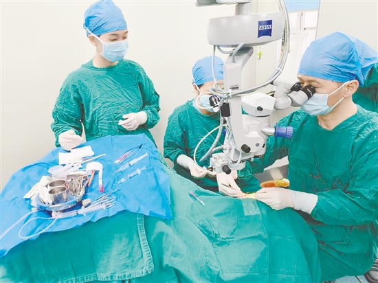 医生为患者进行手术。 医生为患者进行手术。