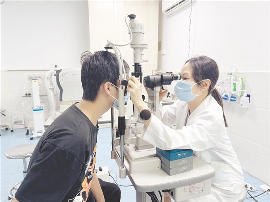 医生为患者进行眼部复查。 医生为患者进行眼部复查。